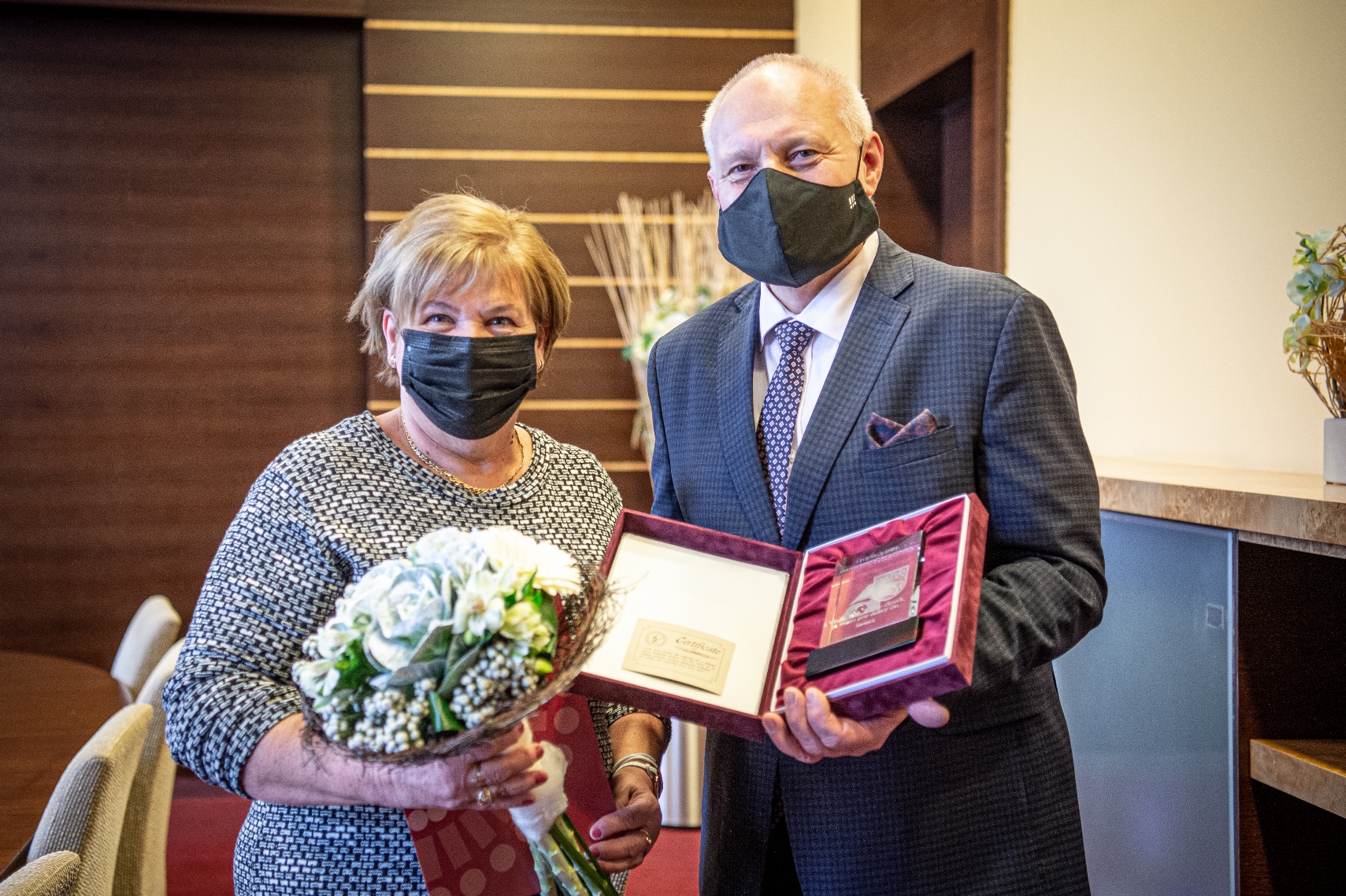 Cenu pro nejlepší klub roku 2020 převzala od náměstka Zbyňka Pražáka Jaroslava Bergerová. Foto: Lukáš Kaboň
